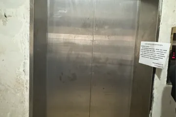 南寧一小區(qū)有電梯停運(yùn)40天，業(yè)主只能爬樓！新電梯到貨一個(gè)月卻仍未安裝